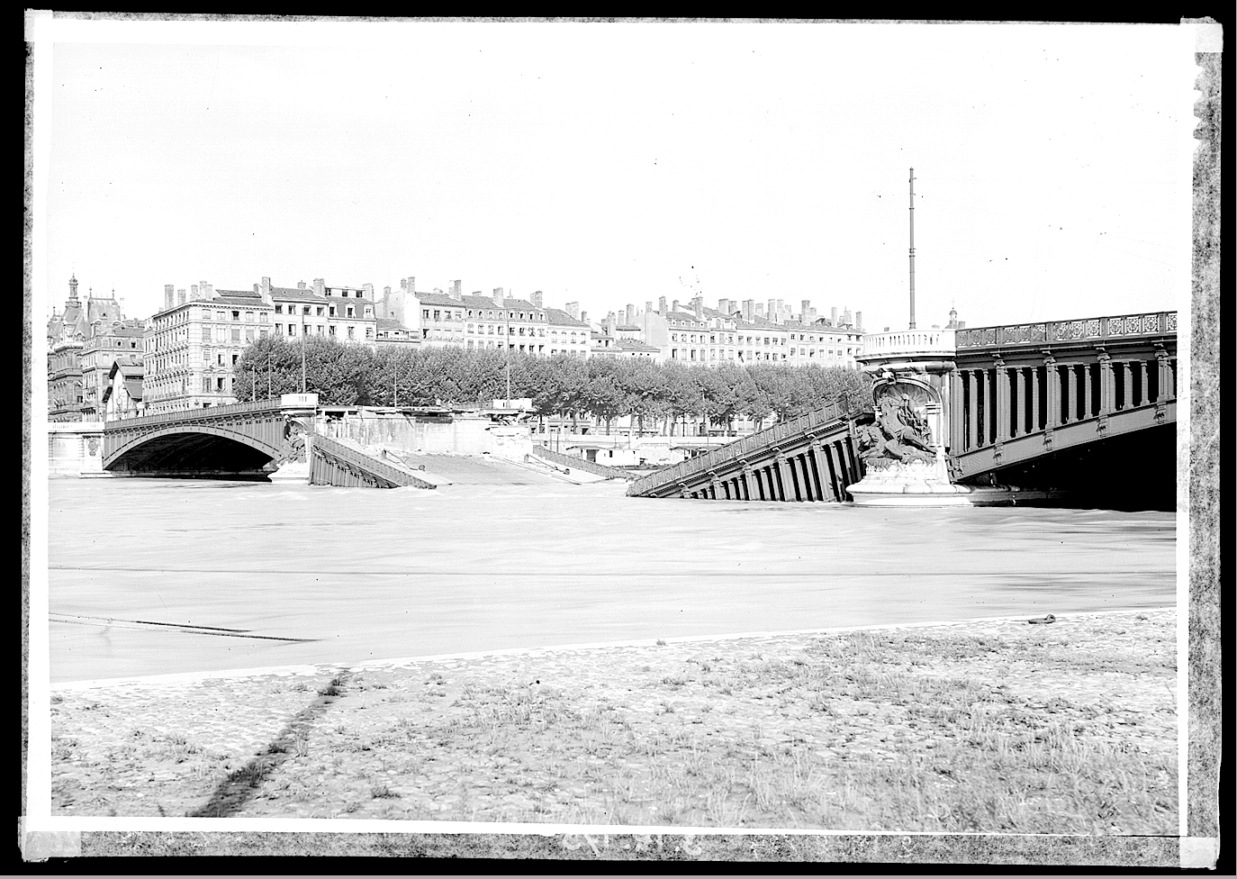 Le pont Lafayette après l’explosion des bombes nazies : plaque de verre NB (septembre 1944, cote 3PH/173)