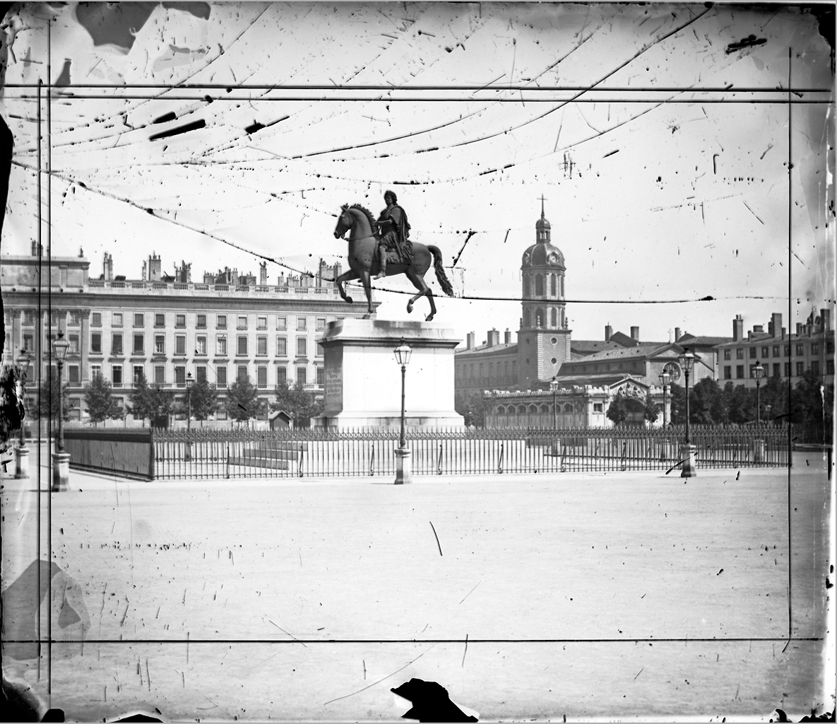 La statue équestre de Louis XIV place Bellecour, amputée des sculptures de son piédestal (vers 1860, cote 3PH/571)