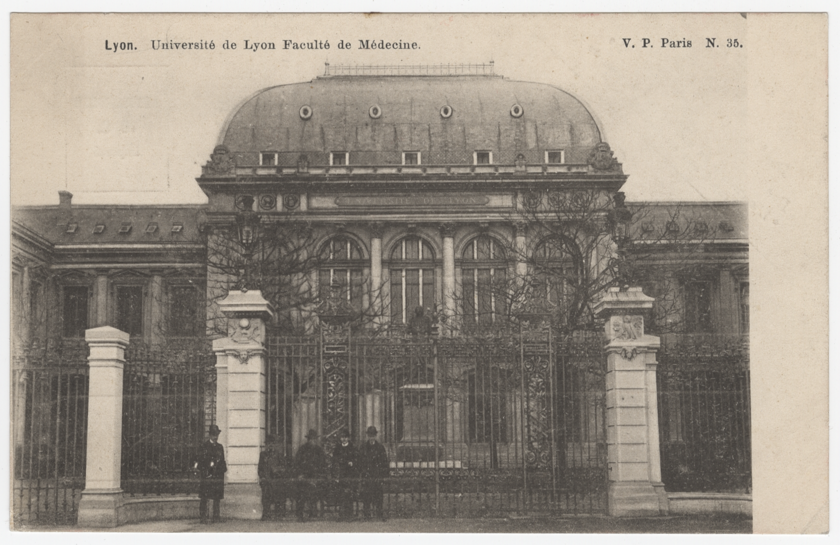 La faculté de médecine quai Claude-Bernard dans les années 1910 : le congrès a lieu dans le grand amphithéâtre et dans le laboratoire de physique médicale - 4FI/186.