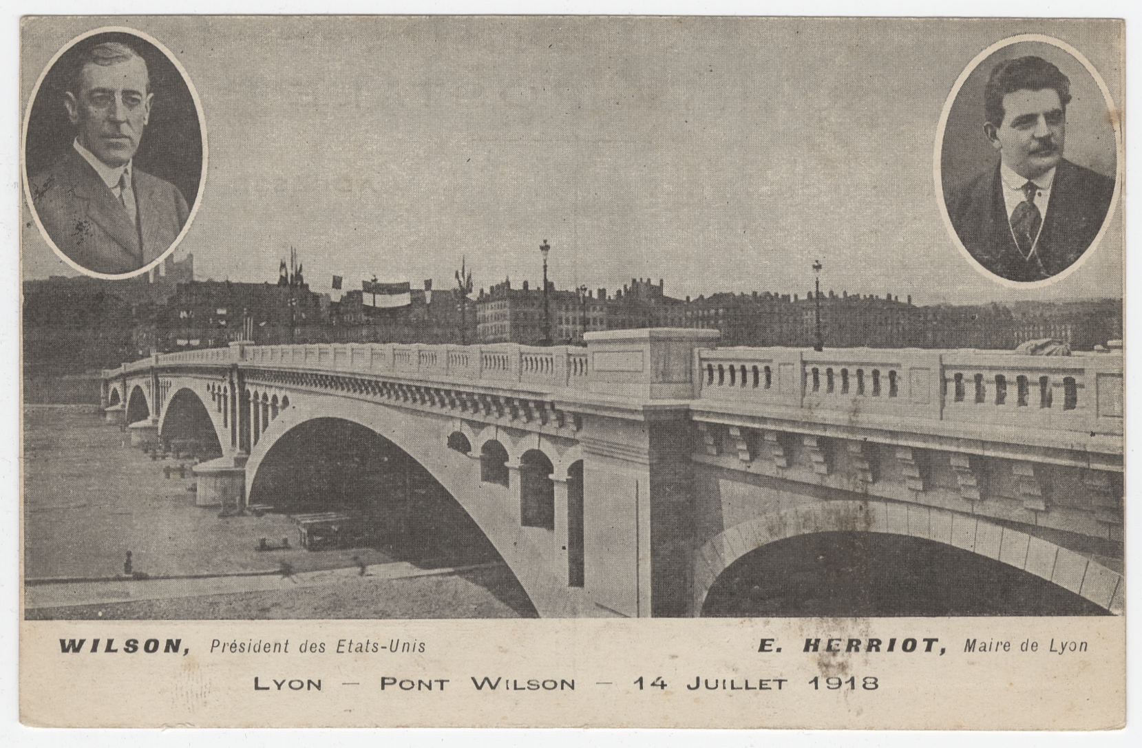 Carte postale sur l’inauguration du pont Wilson le 14 juillet 1918. Bien que non présent, Wilson est la figure tutélaire de la cérémonie. Du haut de son médaillon, le maire de Lyon fait jeu égal avec le président des Etats-Unis - 4FI/4823