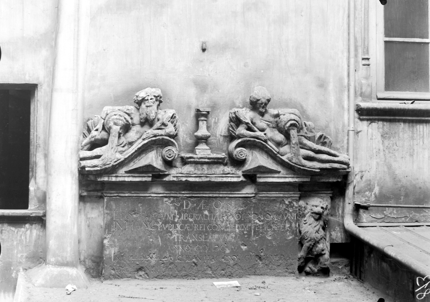 Les allégories du Rhône et de la Saône dans la cour de l’Hôtel de la Couronne, cliché E. Poix (vers 1910, cote 8PH/150)