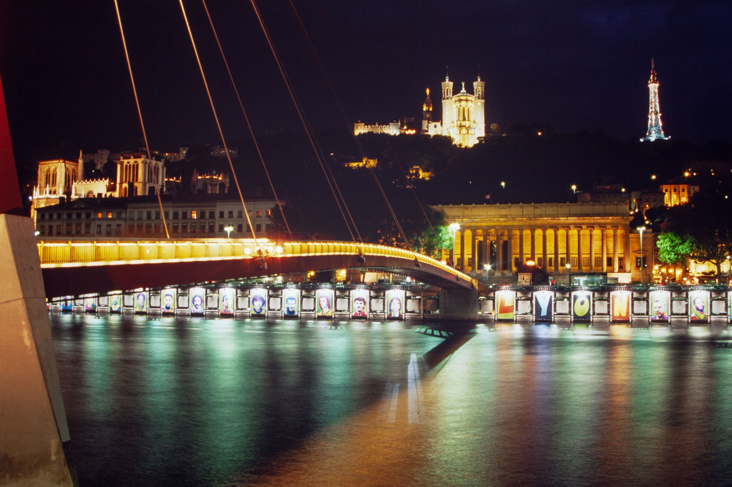 Décoration des quais de Saône à l'occasion de la Coupe du monde 1998 : photo. num. couleur (1998, cote PHO/1998/6, repro. commerciale interdite)