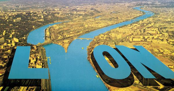 Lyon marqué en lettres bleues sur une carte de la ville