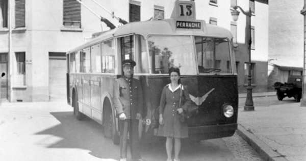 Un chauffeur et une receveuse devant le bus numéro 13 vers 1930