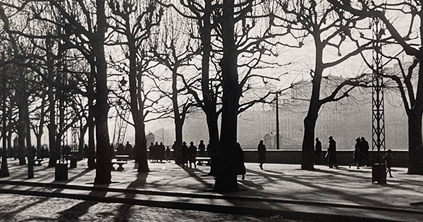 Personnes marchant sur un quai brumeux vers 1940