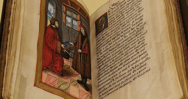 Photo d'un incunable ouvert sur une enluminure