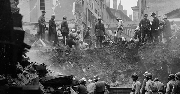 Photo de pompiers devant l'éboulement