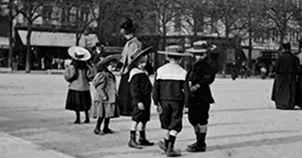Enfants jouant sur la place Bellecour vers 1910