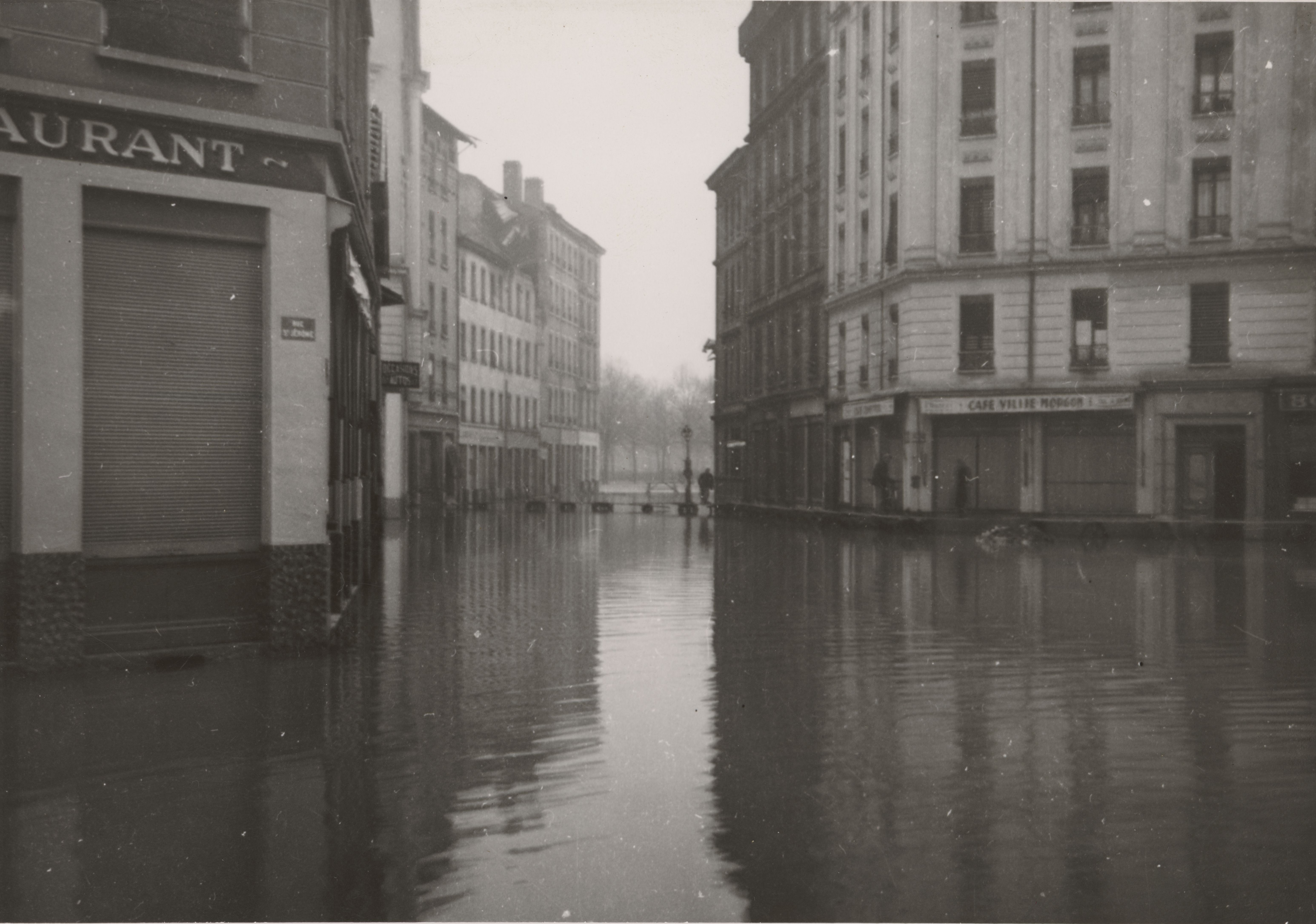 Inondations dans le 7e arrondissement, rues Saint-Jérôme et voisines : tirage (1944, cote 1PH/449)