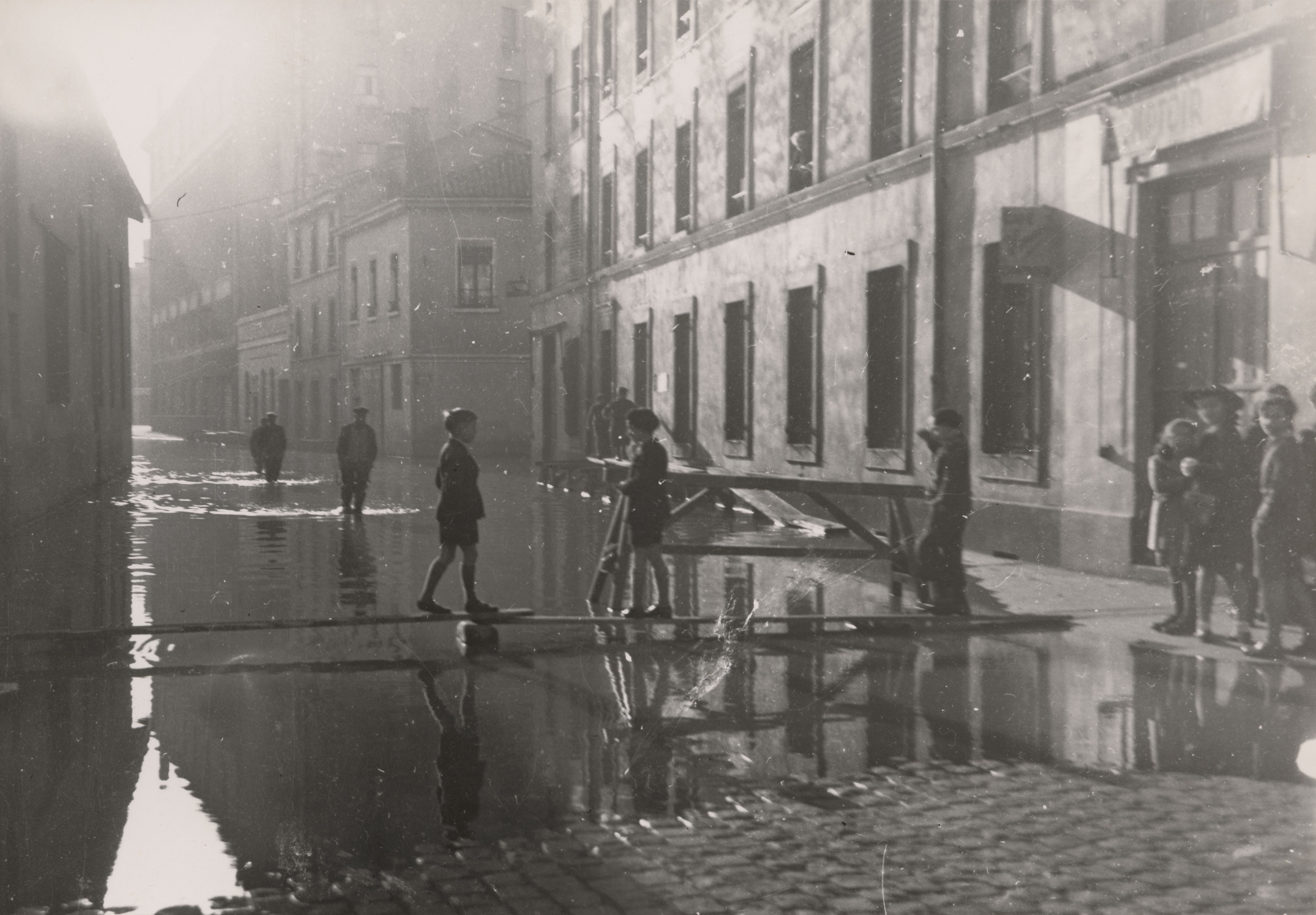 Inondations dans le 7e arrondissement, rues Saint-Jérôme et voisines : tirage (1944, cote 1PH/449) photo. NB (