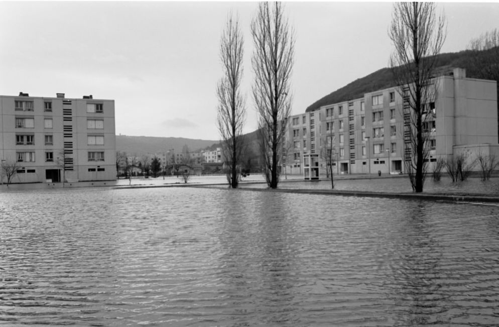 Crue de la Saône au nord de Lyon en décembre 1981 : négatif NB (fonds photo. des TCL, cote 38PH/59)
