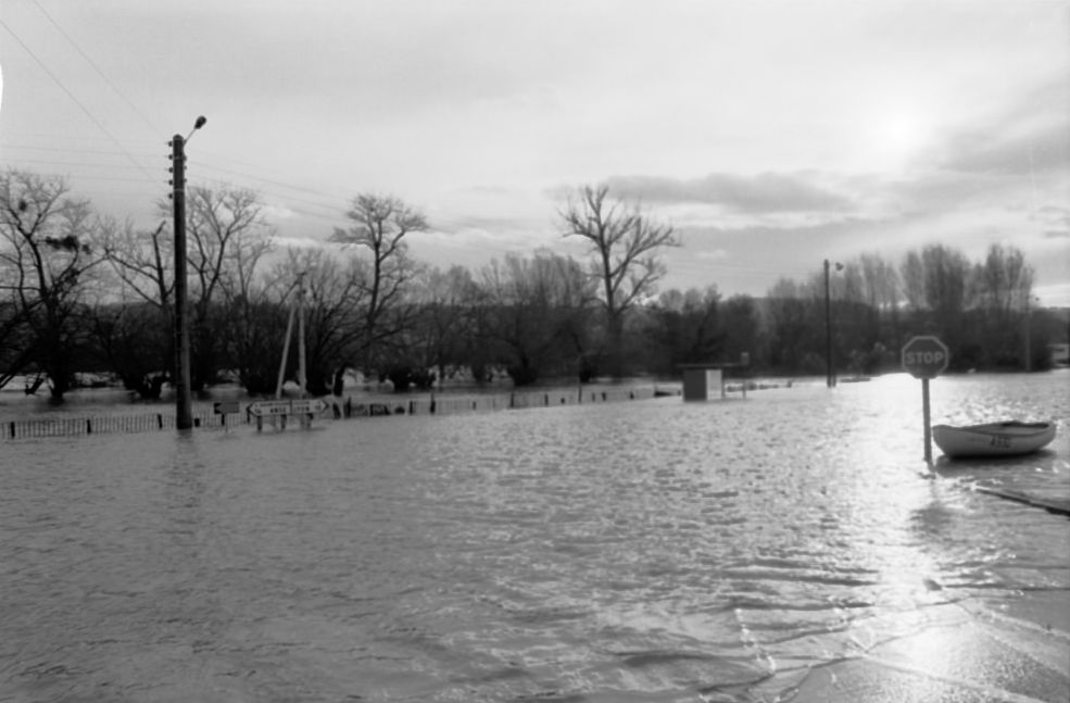 Crue de la Saône au nord de Lyon en décembre 1981 : négatif NB (fonds photo. des TCL, cote 38PH/59)