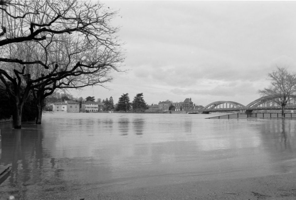 Crue de la Saône au nord de Lyon en décembre 1981 : négatif NB (fonds photo. des TCL, cote 38PH/59)