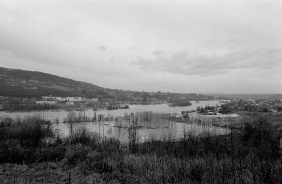 Crue de la Saône au nord de Lyon en décembre 1981 : négatif NB (fonds photo. des TCL, cote 38PH/59)