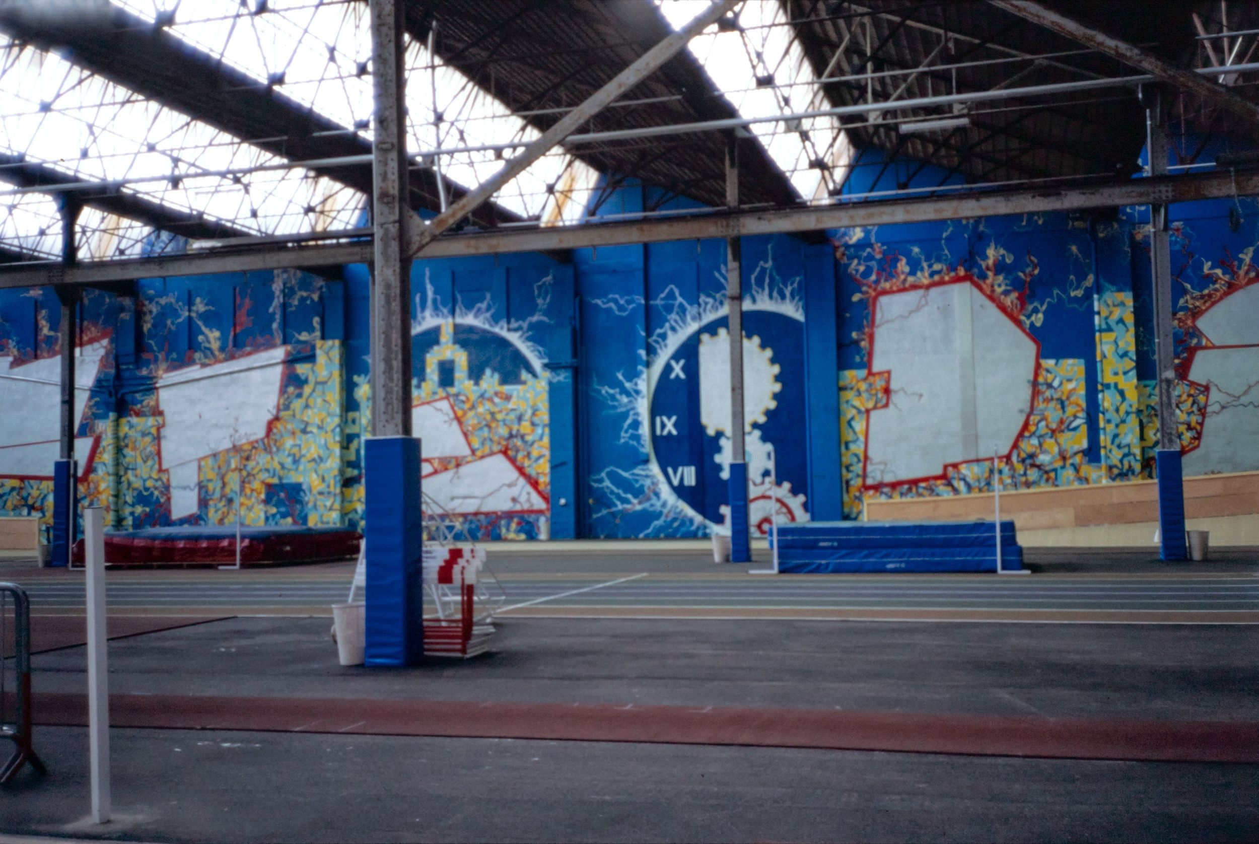 Inauguration d'une piste d'athlétisme en salle située quai Paul Sédallian : photographie couleur (1994, cote 1518WP/1569)