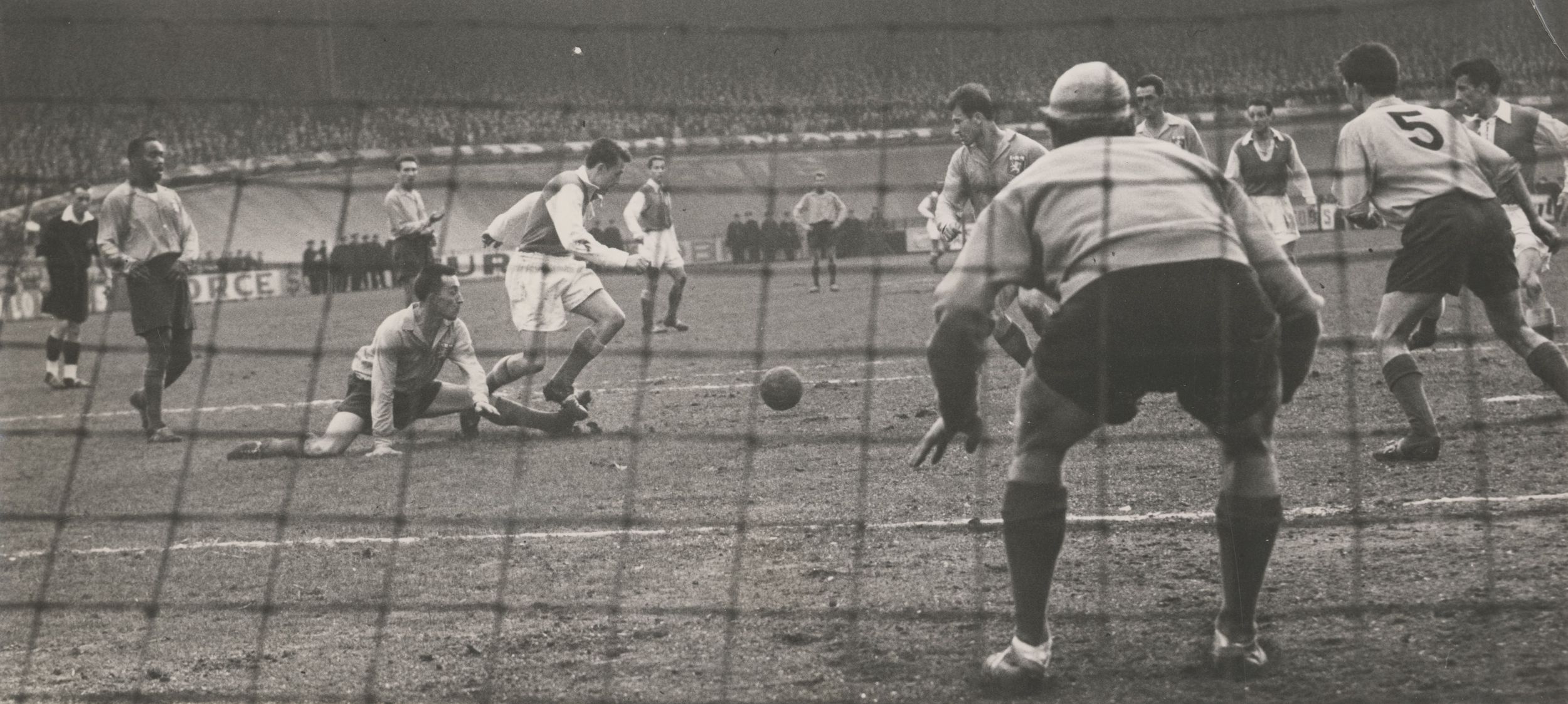 Joueurs de football de l'Olympique lyonnais, photographie parue dans le magazine sportif Miroir Sprint ou Miroir du football : photo. NB (entre 1950 et 1970, cote 8PH_1, copie à usage privé)