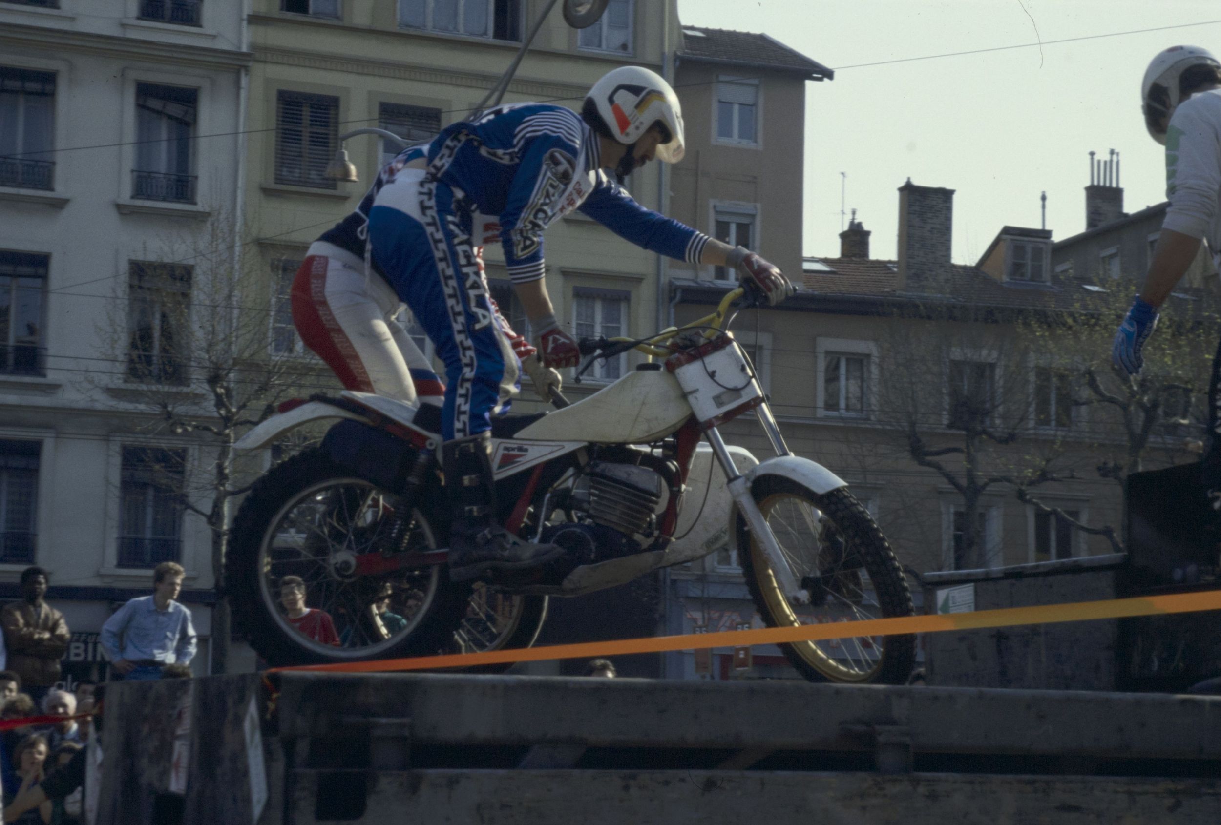 Course de moto - "Trial des 1000 marchés" dans les 1er et 4e arrondissements : photographie couleur (1990, cote 1518WP/659)