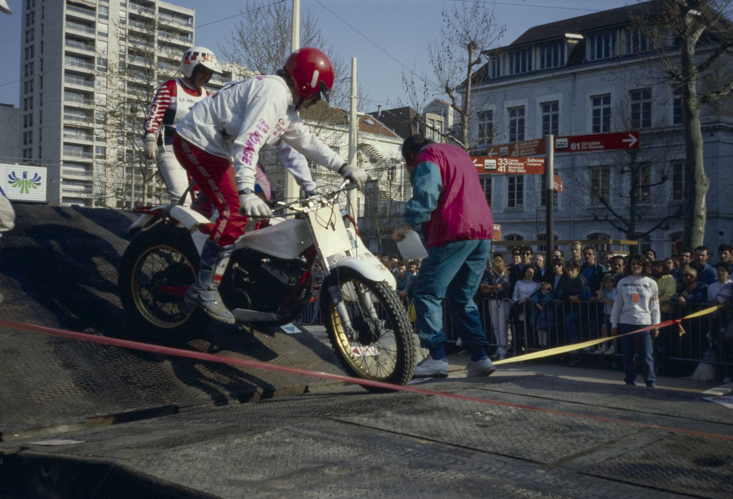 Course de moto - "Trial des 1000 marchés" dans les 1er et 4e arrondissements : photographie couleur (1990, cote 1518WP/659)
