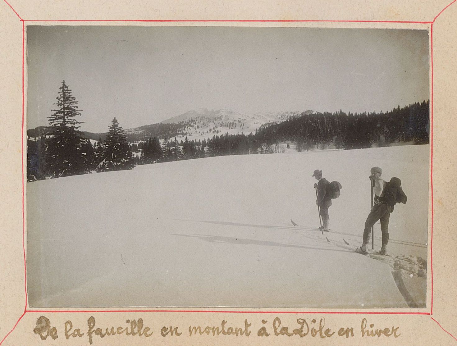 De la Faucille en montant à la Dôle en hiver : tirage papier NB (1896-1900, cote 2PH/341, détail)