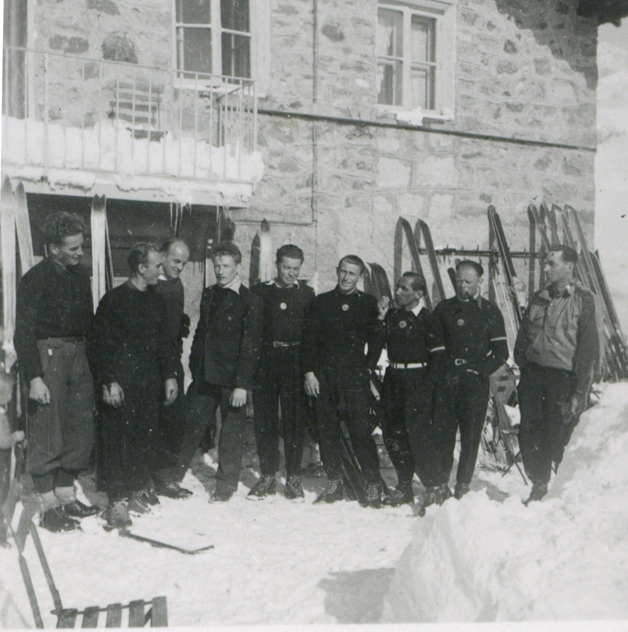 Groupe de skieurs devant l'hôtel du Dôme (dont Tony Bertrand) : photographie NB (années 1940 ou 1950, cote 362II/9)