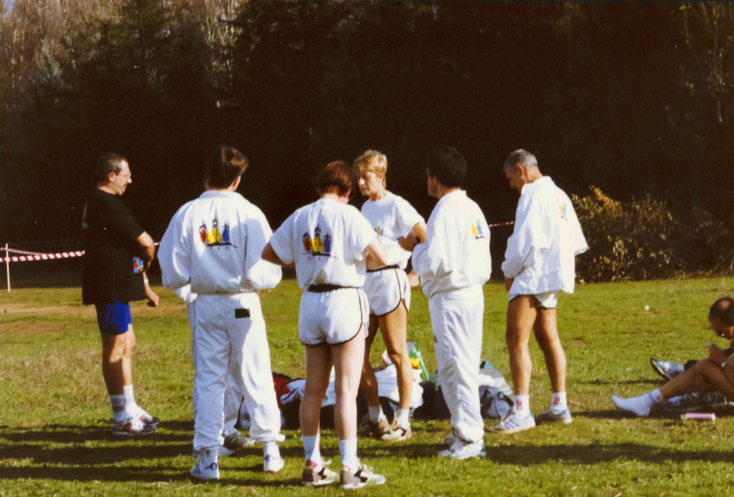 Equipe féminine de cross-country des polices municipales, photographie parue dans "C'est 9 à Lyon" n° 20 janvier 1991 : photo. couleur (1991, cote 1518WP/1945)