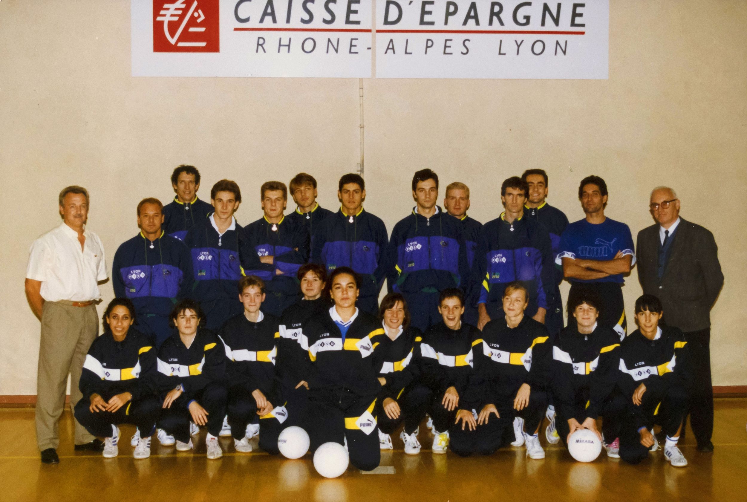 Equipes de volley-ball, photographie parue dans "C'est 9 à Lyon" n° 39 novembre 1992 : photo. couleur (1987-1992, cote 1518WP/1964)