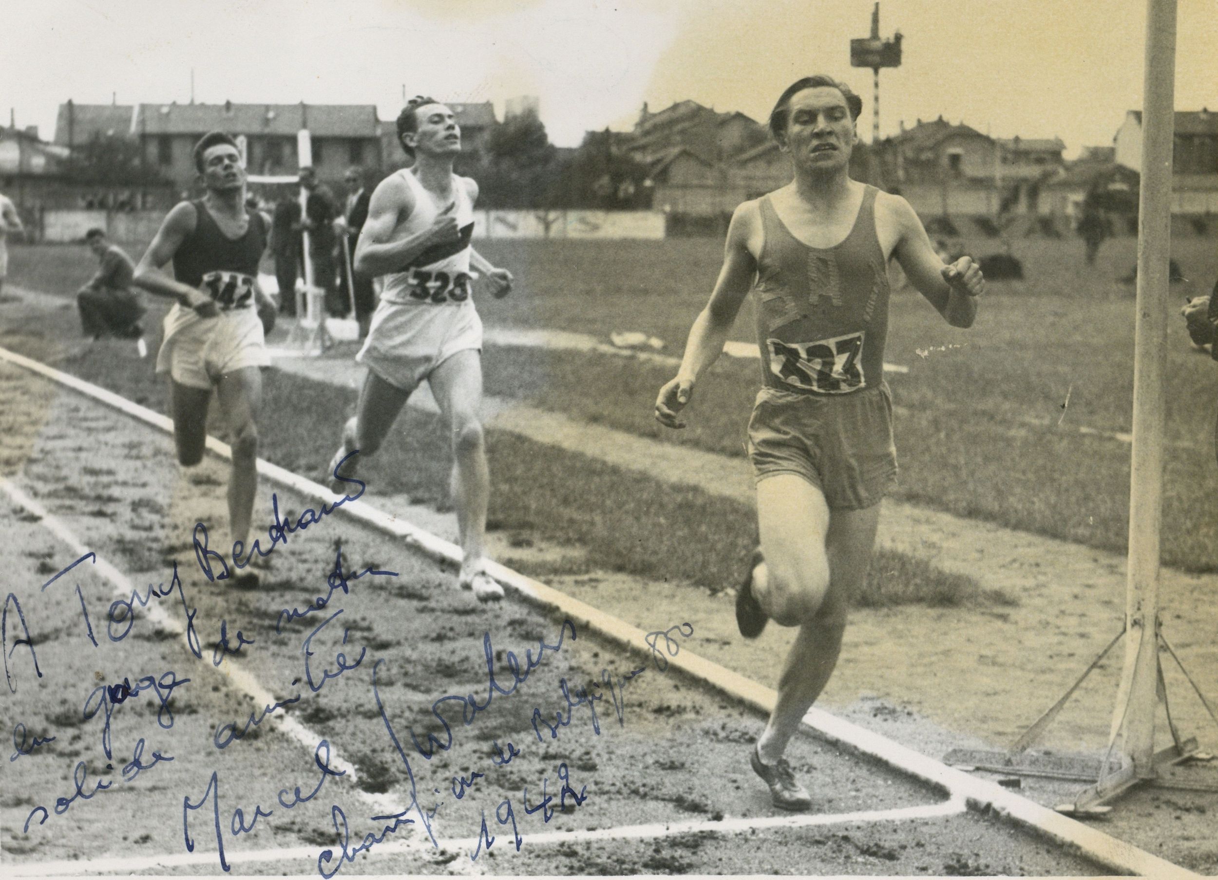 Meeting du LOU, l'arrivée des 500 mètres gagnés par Swalens, 15 septembre 1946. Tirage dédicacé "A Tony Bertrand en gage de notre solide amitié Marcel Swalens, champion de Belgique 1942" : photographie NB (1946, cote 362II/5)