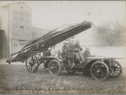 photo pompe automobile et échelle aérienne