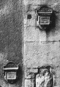 Plaque d'altitude ; Quai Saint-Antoine - angle rue du Petit-David (Lyon, 2e arrondissement) ; Cliché Tabey, 1971 Archives municipales de Lyon, 1PH/3027