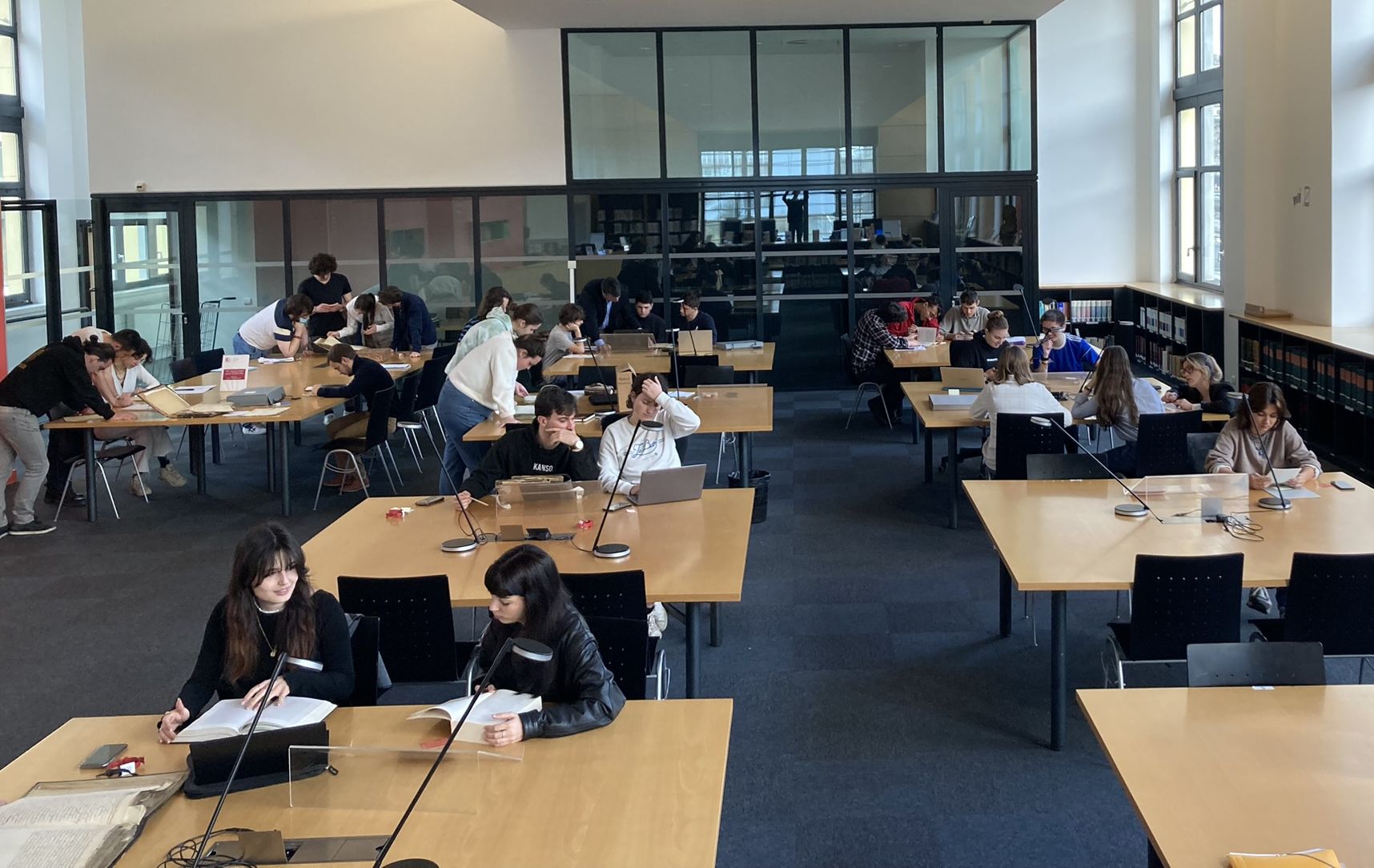 Atelier étudiants le matin en salle de lecture