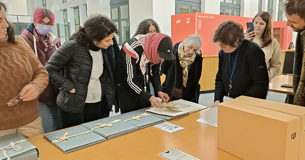 Visiteurs regardant des documents d'archives
