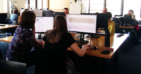 Wikipédiens au travail
