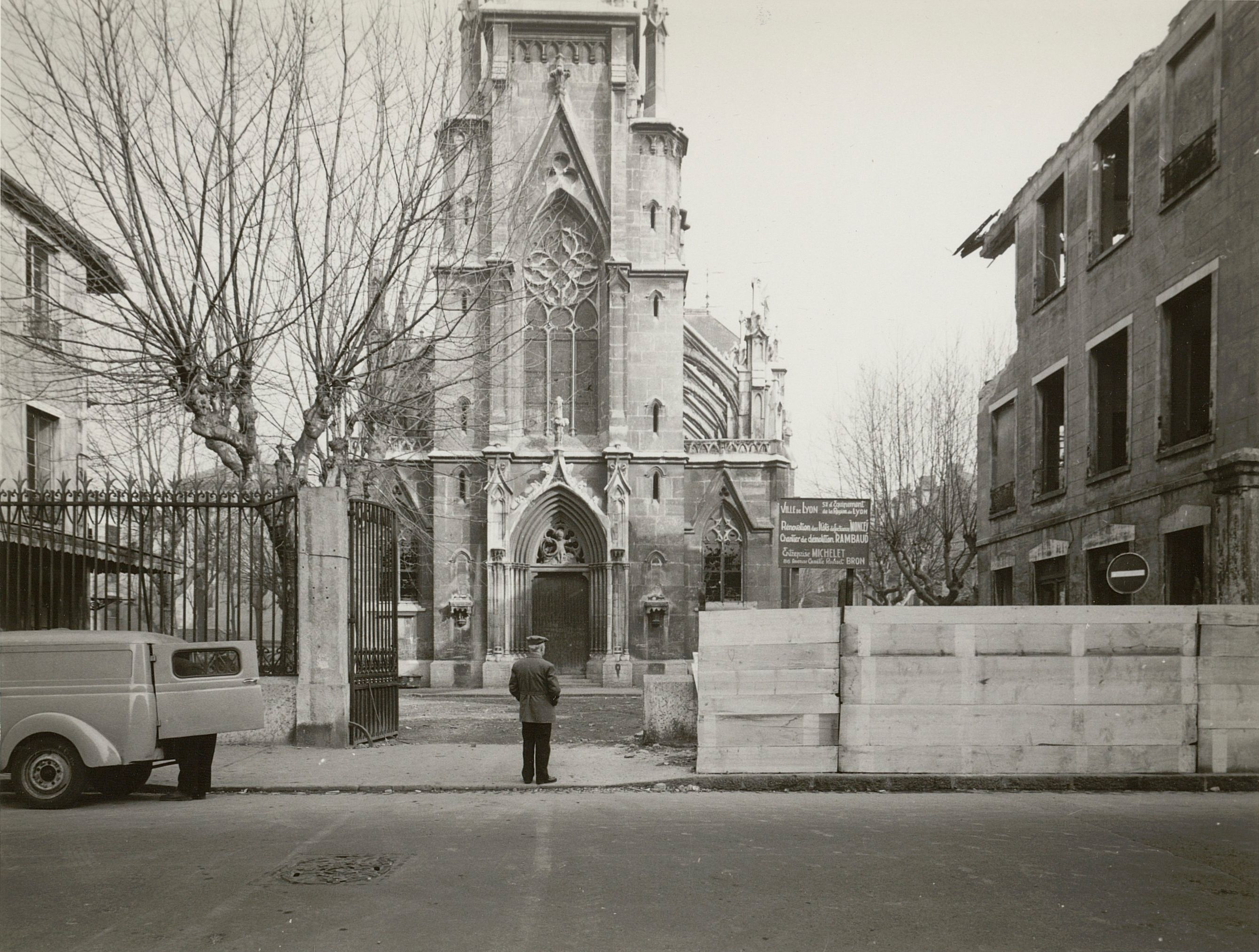 Démolition de la Cité Rambaud rue Duguesclin à Lyon : tirage photo. NB anonyme (1960, cote 100PH/1/43)