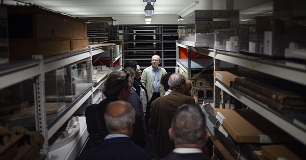 Visite dans les magasins d'archives - Photo par Philippe Somnolet