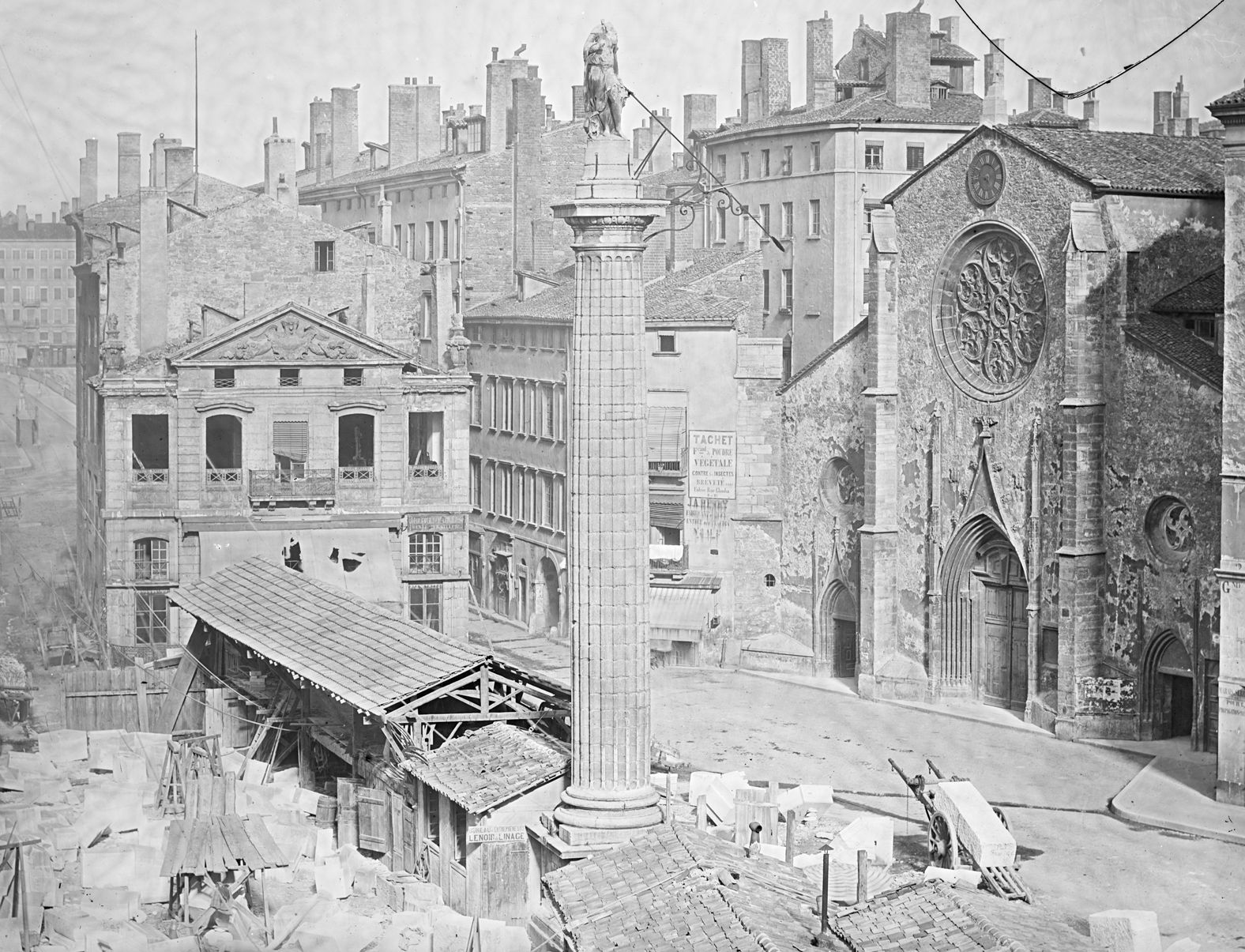 Travaux d'ouverture de la rue Impériale (de la République), avec la colonne du Méridien et la salle de concert avant leur destruction : photo. négative sur plaque de verre (1856, cote 3PH/569)