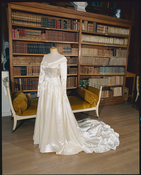 Robe de mariée offerte par les américains en 1949 - 5ph23083