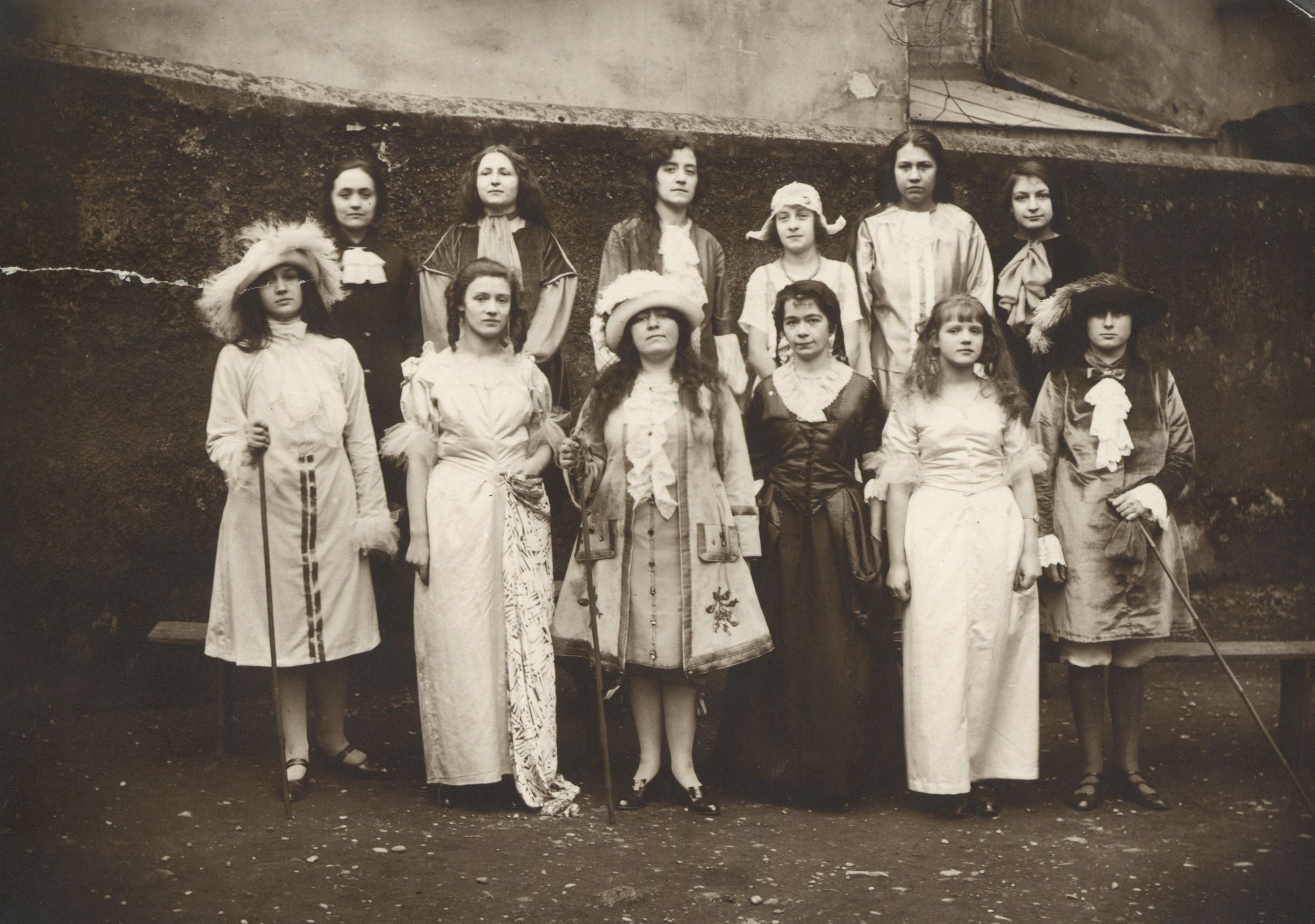 Fête de fin d'année à l'Externat Sainte-Anne : tirage photo. NB (sans date, cote 1II/318/1)