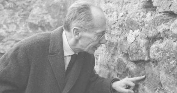 Photo d'Aimable Audin devant des ruines