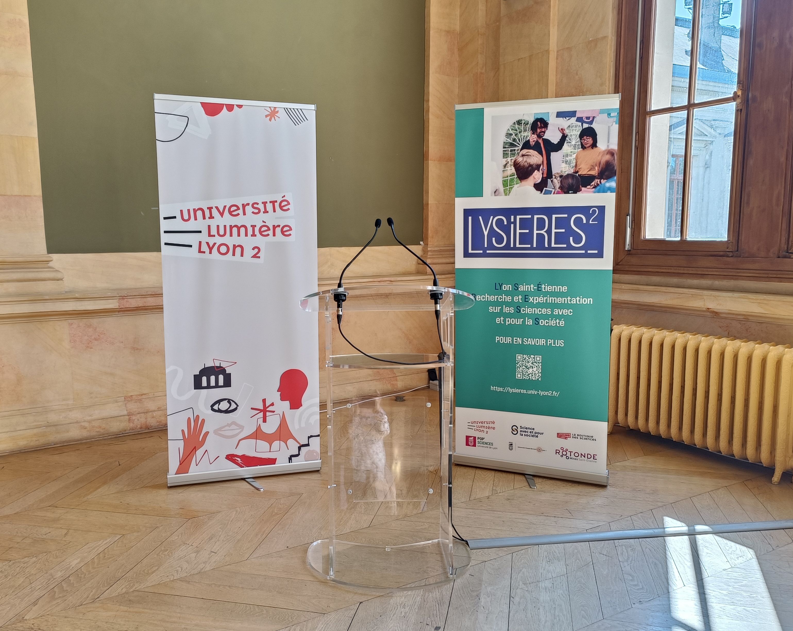 Restitution du projet Lysières2, pupitres avant les discours : photographie numérique des AML (9/07/2025)
