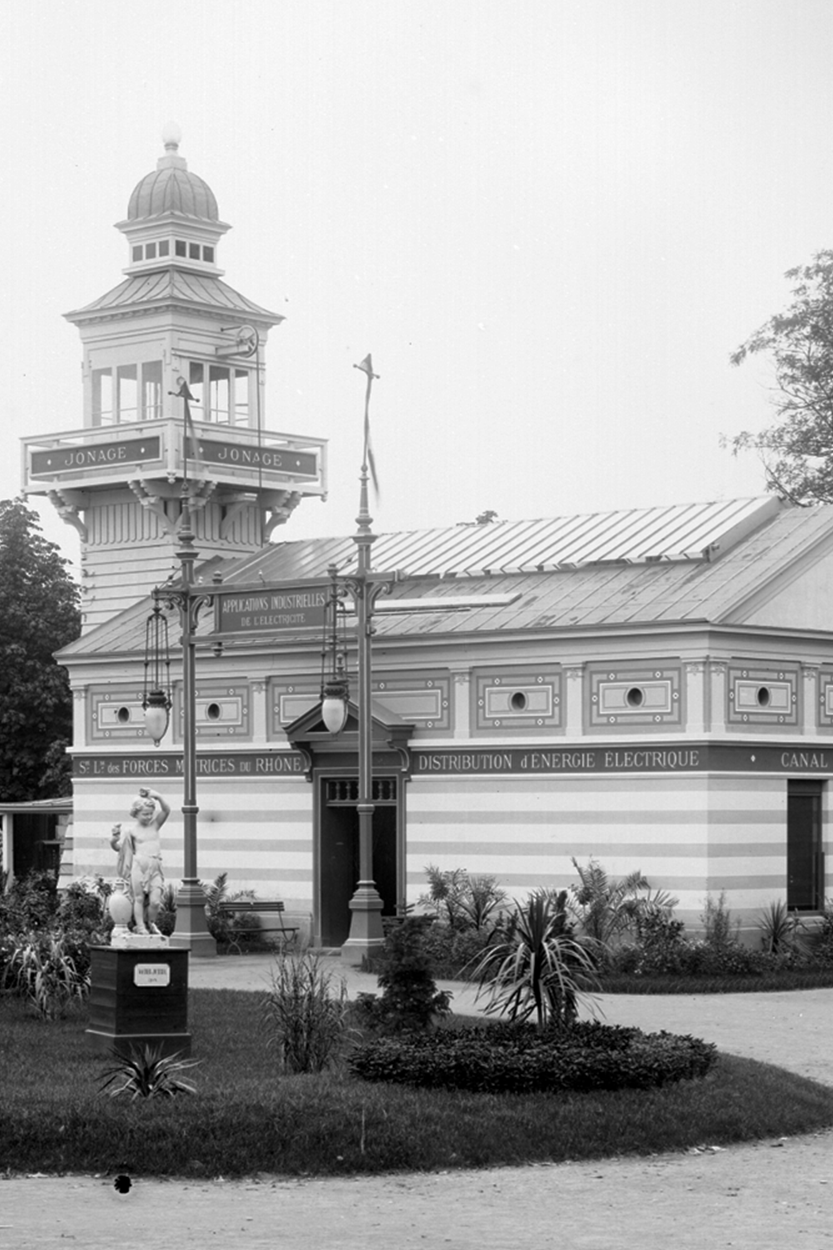 Exposition universelle de Lyon, en 1894, dans le parc de la Tête-d'Or : section des produits internationaux : pavillon de Jonage - 15ph1/923