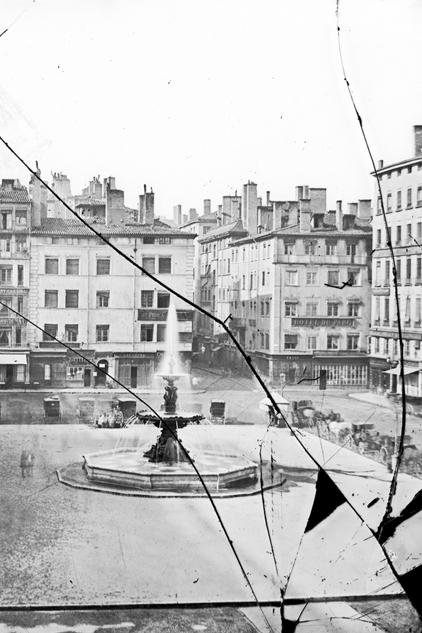 Photo de la Place des terreaux sur plaque de verre cassée - 3ph566