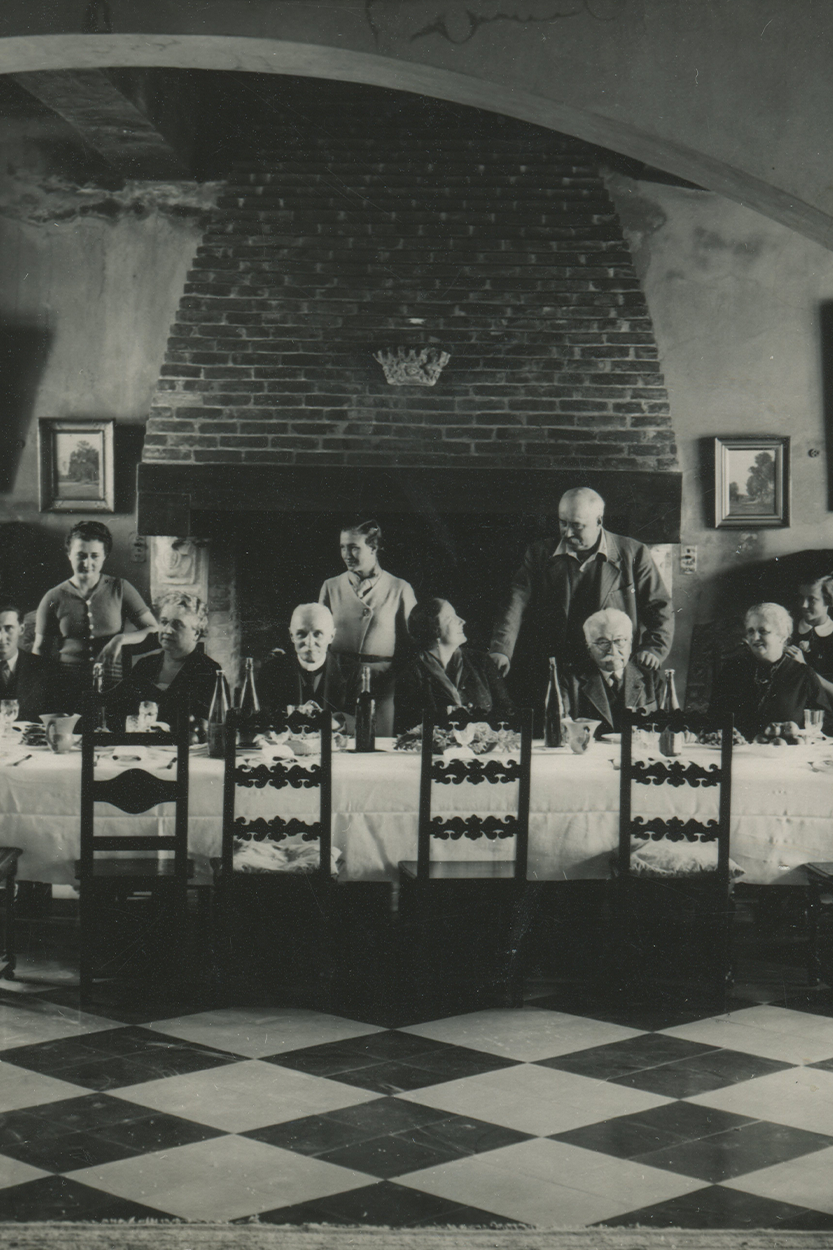 Extrait d'une photo de la famille Lumière autour d'une table - 100ph/1/110