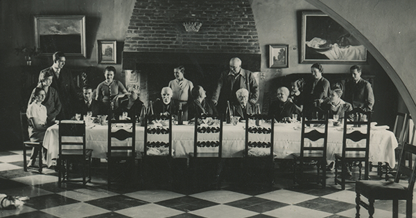 Extrait d'une photo de la famille Lumière autour d'une table - 100ph/1/110