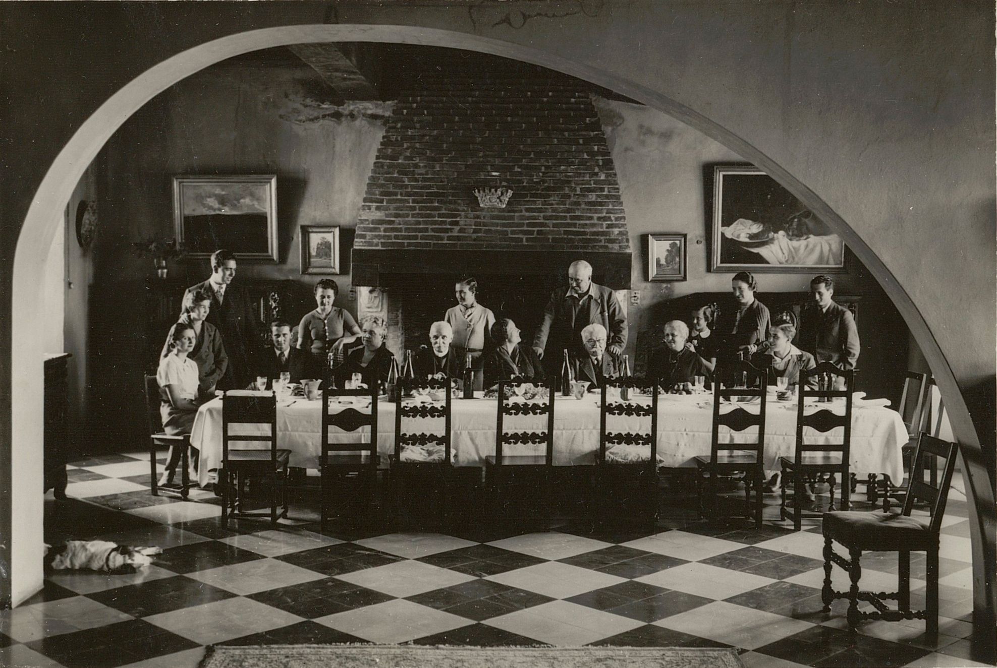 Familles Berliet, Lumière et Winkler lors d'un repas de famille au château de Saint-Paul-de-Varax : tirage photo. NB (sans date, cote 100PH/1/110)