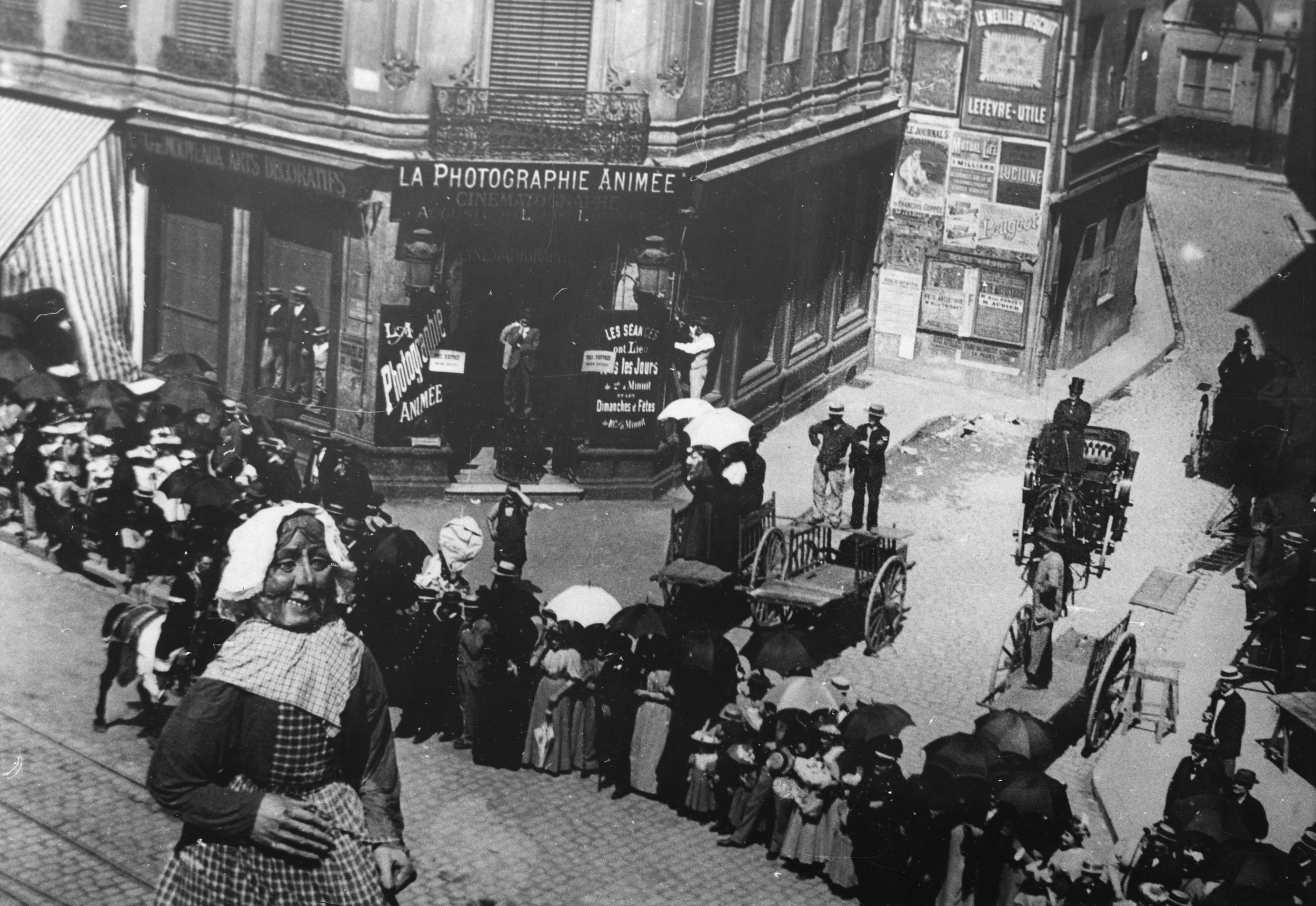 La photographie animée,1ère salle de diffusion des frères Lumière à l'angle de la rue de la République et Pizay : reproduction d'une carte postale (vers 1896, cote 1PH/4322)