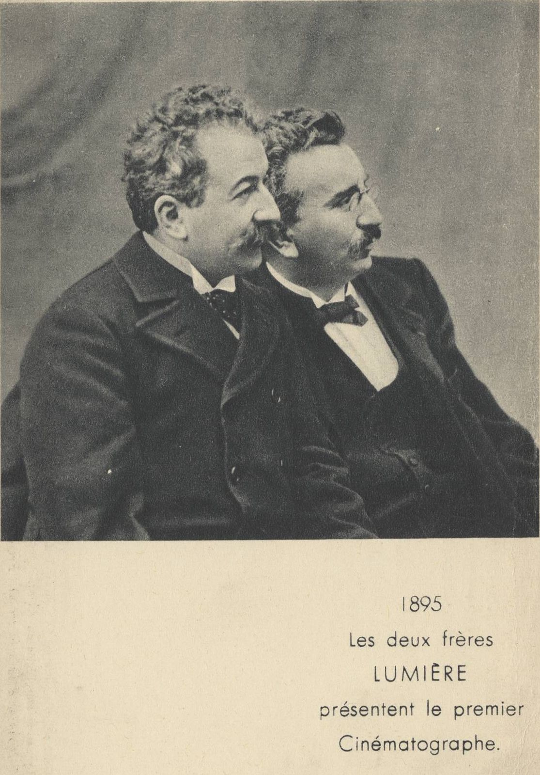 1895 - Les deux Frères Lumière présentent le premier cinématographe : carte postale NB (vers 1895, cote 4FI/5162)te 