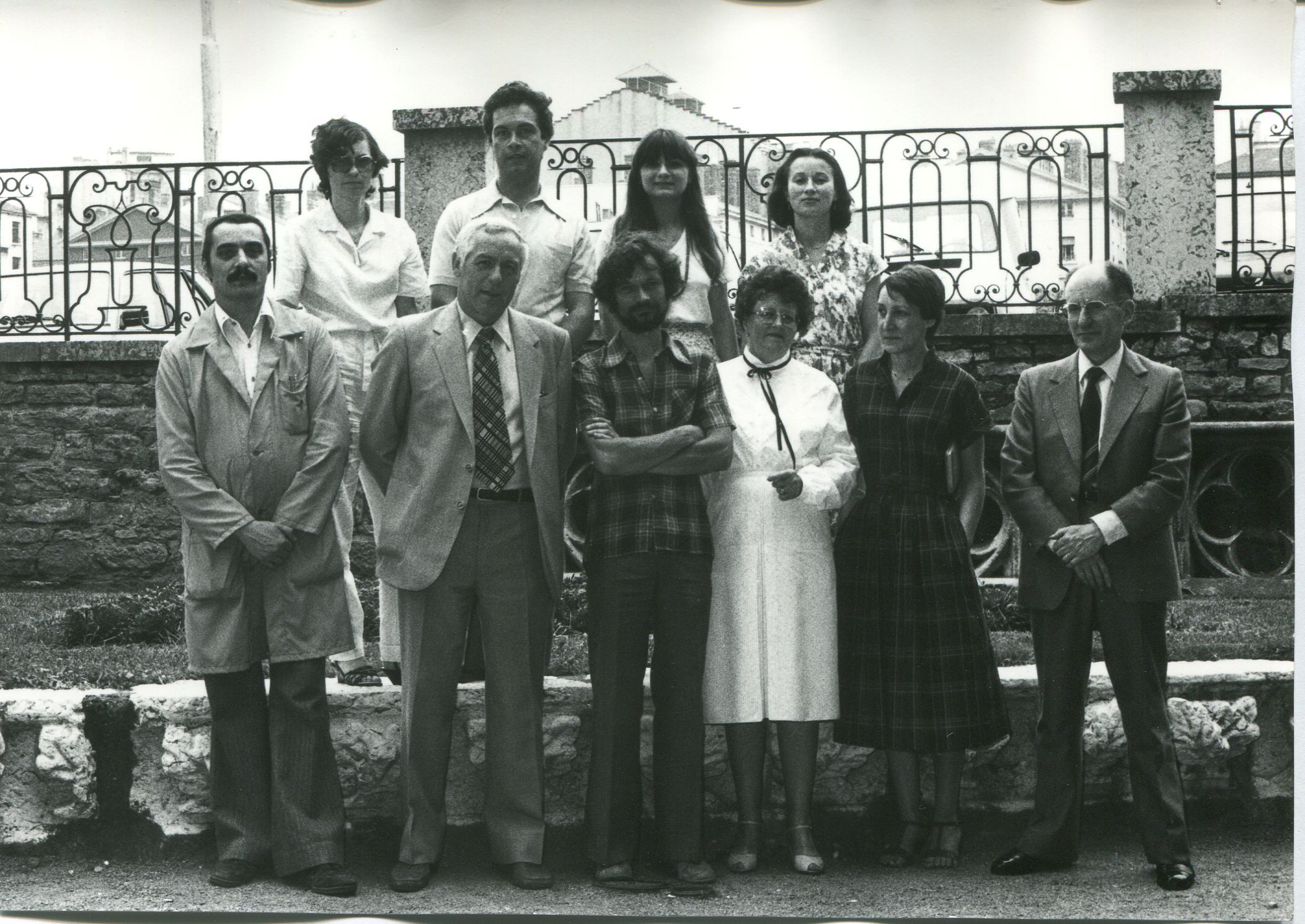 L'équipe des Archives de Lyon au Palais Saint-Jean : tirage papier NB de Jacques Gastineau (1981, cote 5PH/1656)
