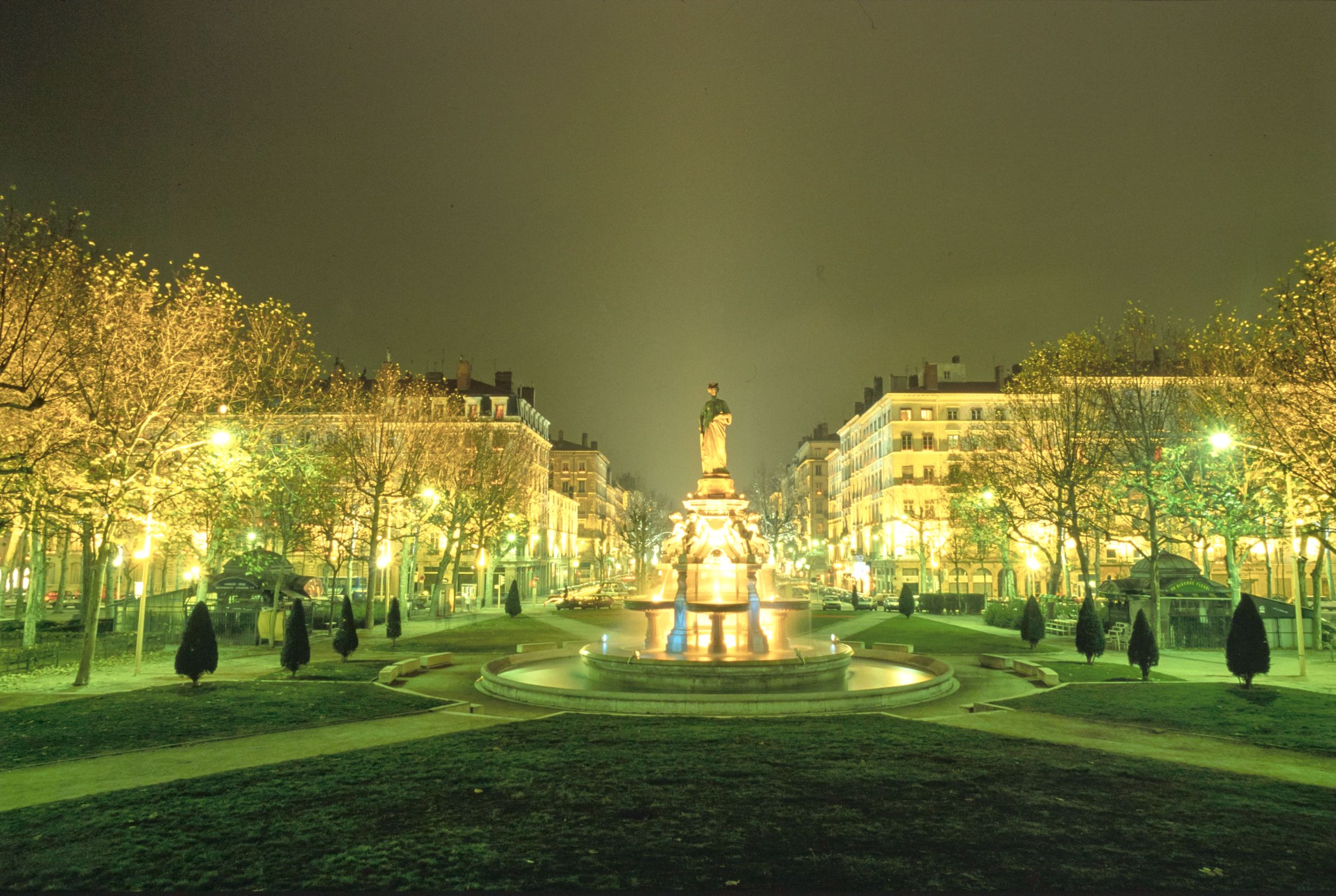 Mise en lumière de la place Maréchal-Lyautey, publication dans "C'est 9 à Lyon" du 30/01/1992 : diapositive couleur 24x36 mm (cote 1518WP/1291)