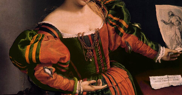 femme vêtue en robe orange et verte