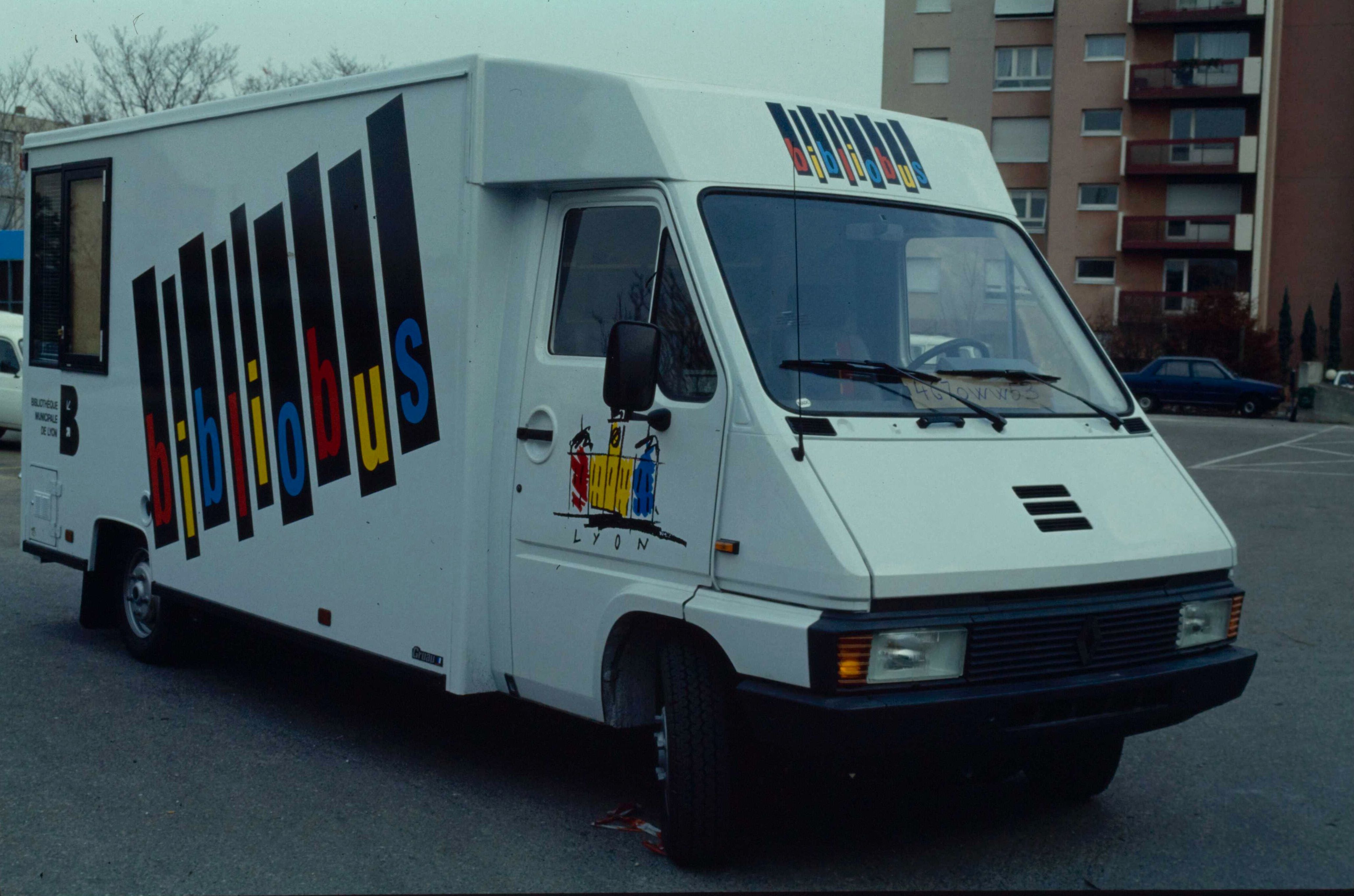 Ancien bibliobus de la Ville de Lyon : diapositive couleur de JM. Massin (1990-1993, 1508W 59 vue 14)